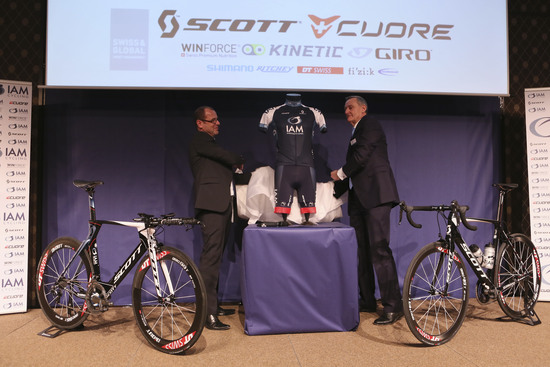 Michel Thétaz (r.) and Sports Director Serge Beucherie revealing the IAM Cycling jersey.