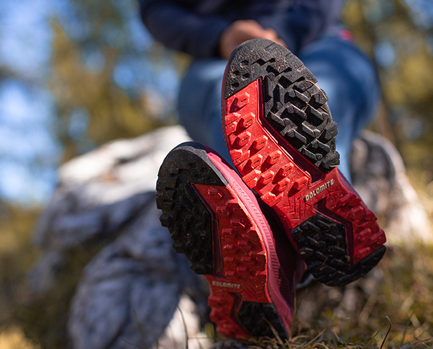 Une femme dans un cadre lifestyle, issue de la collection dolomite carezza.