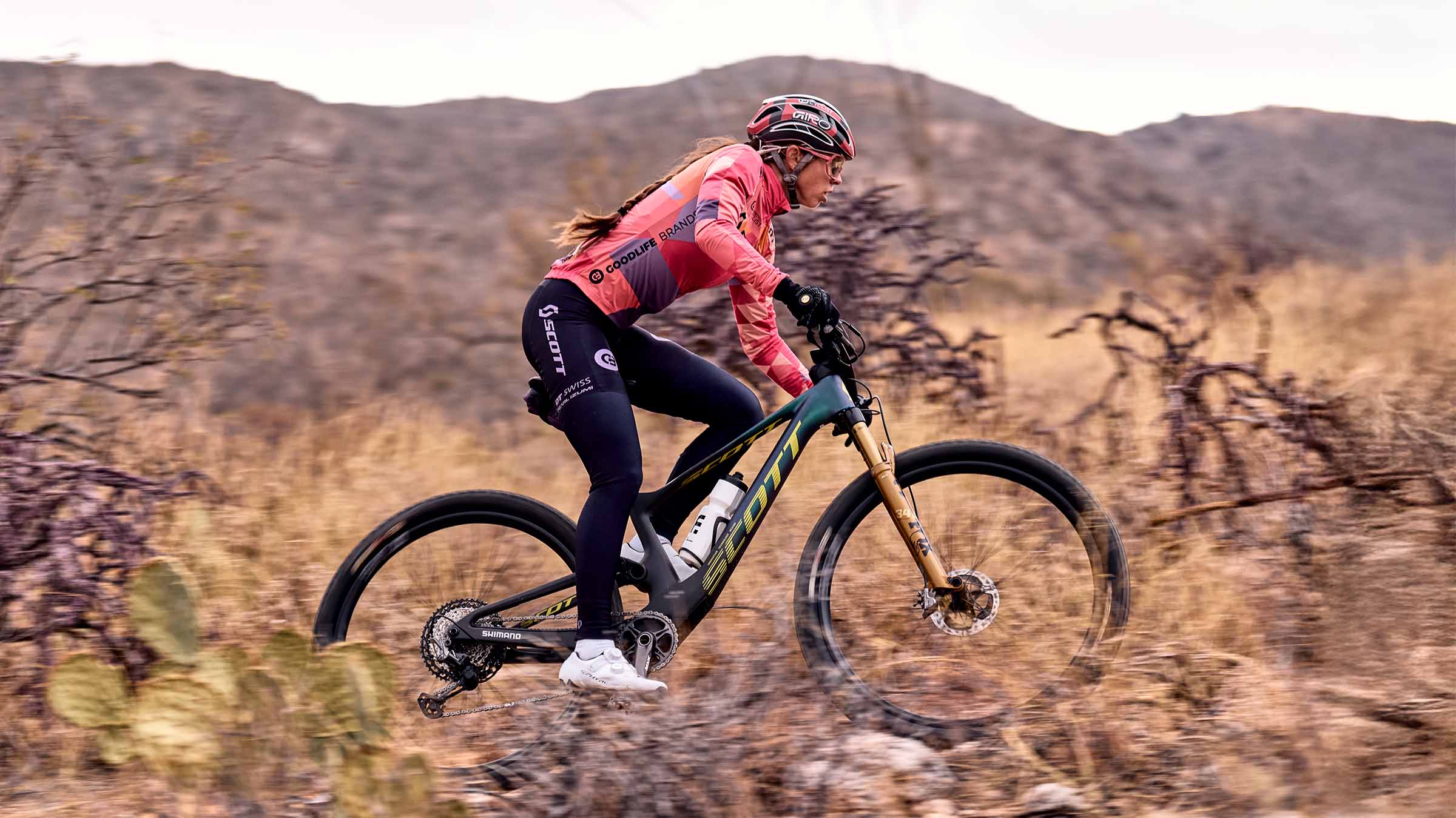 Hannah Otto training in the Tuscon, AZ desert on her SCOTT Spark RC.