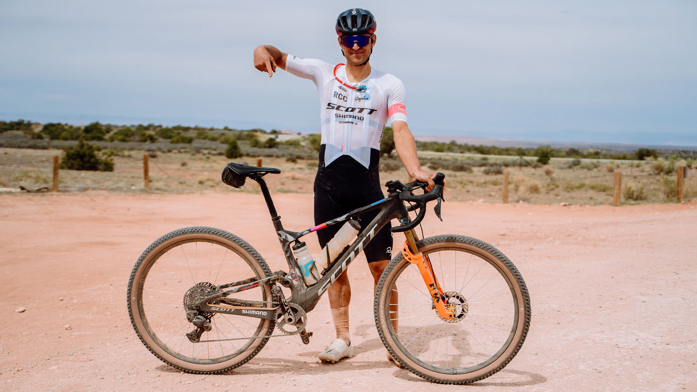 Cam Jones points at his SCOTT Spark RC World Cup Evo – Drop bar special