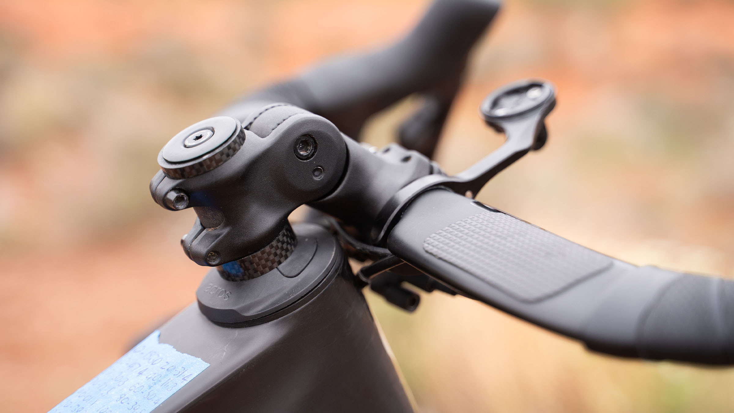 Cam's SCOTT FKT bike featured ENVE Aero Road bars and a hidden TwinLoc Lever with a negative stem