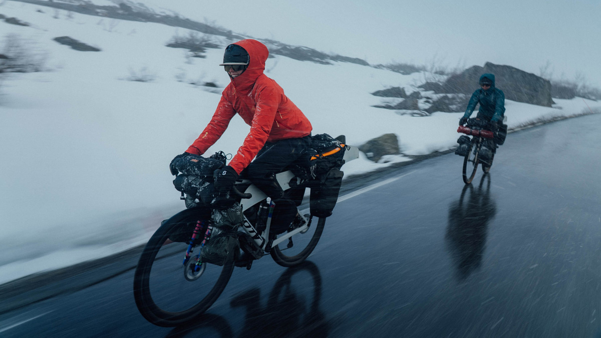 Women riding SCOTT gravel bikes very fast 