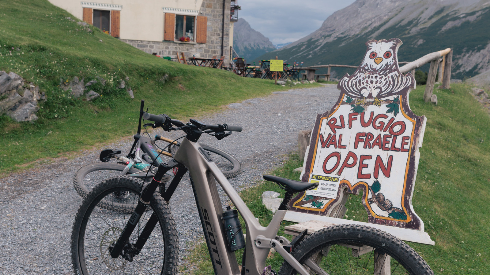 Bikes standing in front of a mountain hut at val Fraele