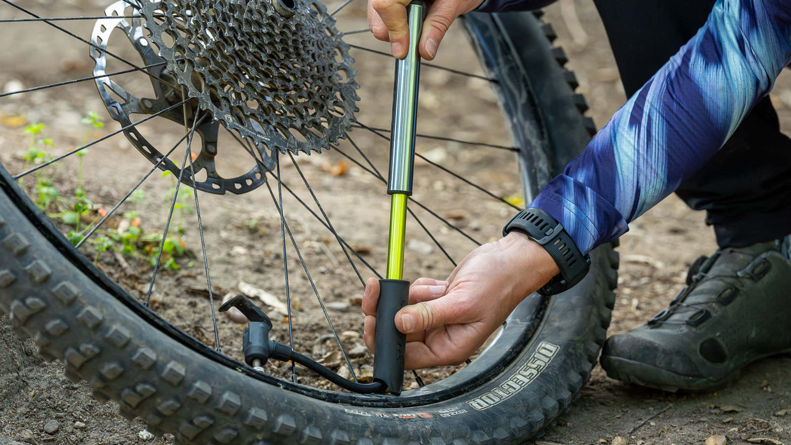 Réparer Un Pneu De Vélo Crevé à L'aide De Colle Et De Patch