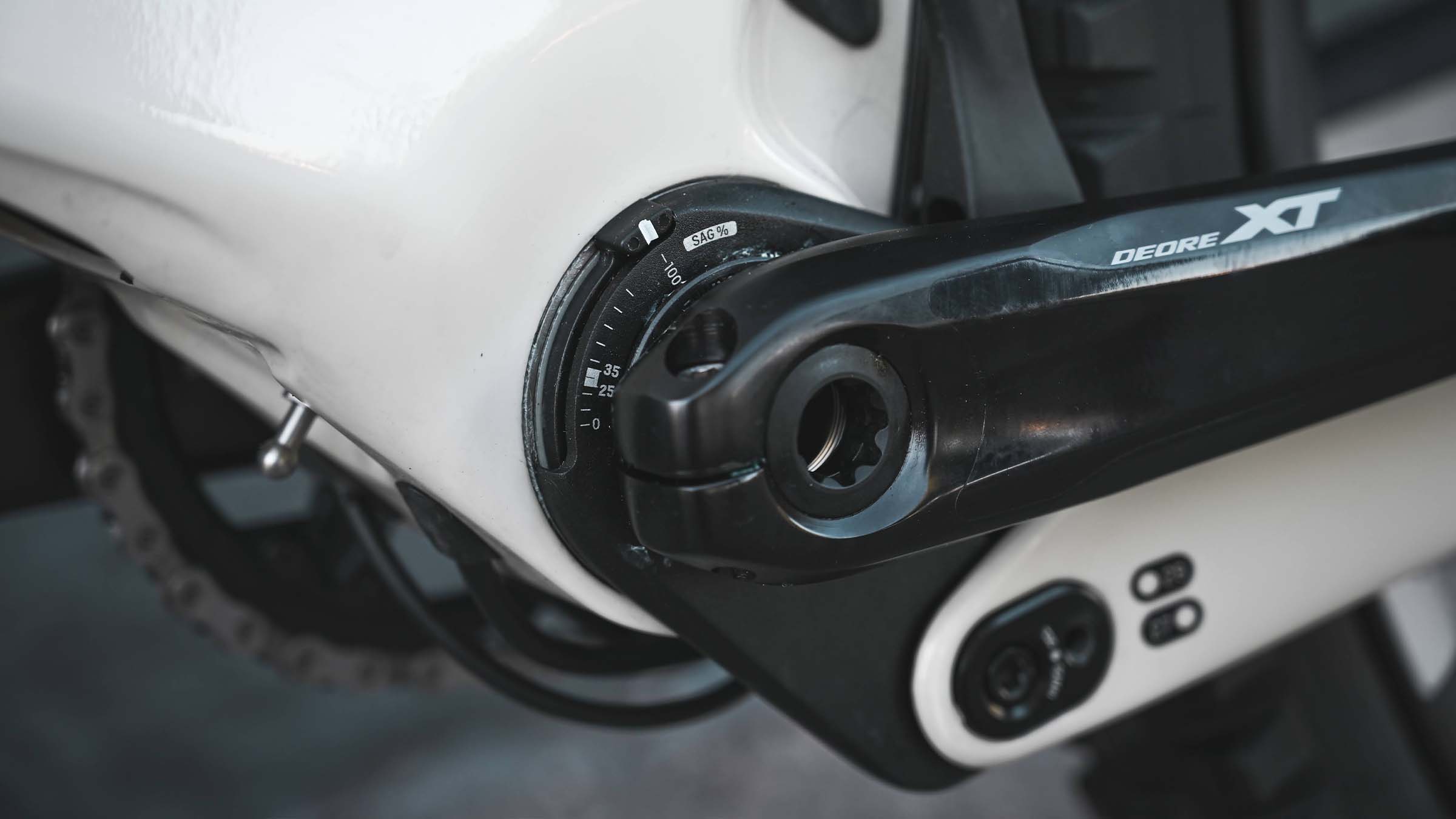 The built-in Sag meter and travel indicator makes tuning your suspension is easy, even with the sock tucked safely in the frame. 