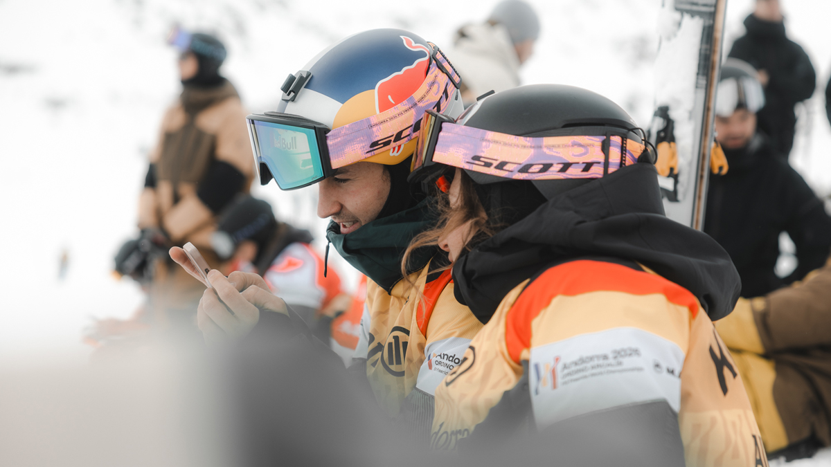 Zuzanna Witych talking with a man and wearing SCOTT React Goggle