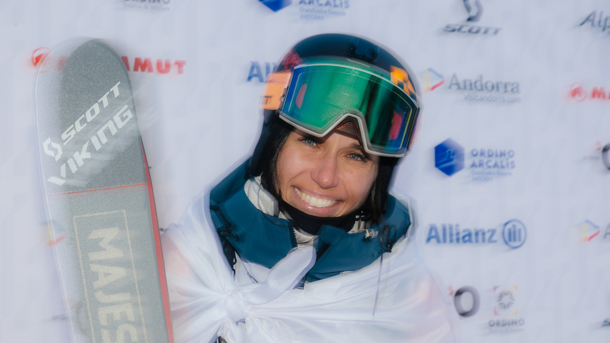 Zuzanna Witych smiling at the camera and weafin a Ski helmet and big Goggles